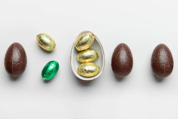 Dolce Cioccolato Uova Pasqua Caramelle Sfondo Chiaro — Foto Stock