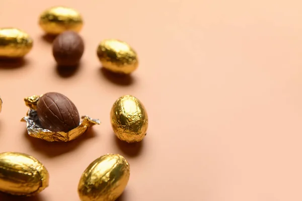 Ovos Páscoa Chocolate Papel Alumínio Dourado Fundo Bege — Fotografia de Stock