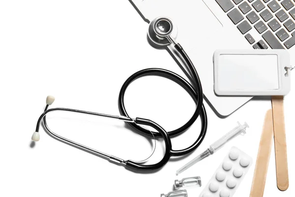 Stethoscope Laptop Badge Drugs White Background — Stock Photo, Image