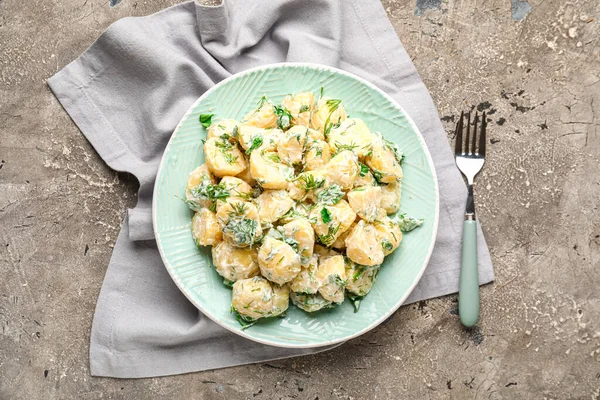Plate Tasty Potato Salad Greens Grunge Background — Stock Photo, Image