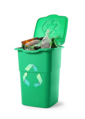 Beyaza izole edilmiş cam şişelerle dolu bir konteyner. Geri dönüşüm kavramı