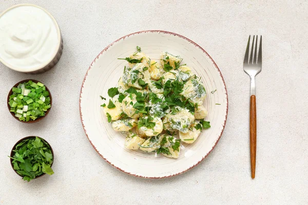 Plate Tasty Potato Salad Greens Light Background — Stock Photo, Image