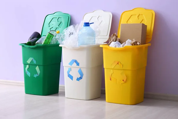 Recipientes Com Diferentes Tipos Lixo Perto Parede Lilás Conceito Reciclagem — Fotografia de Stock