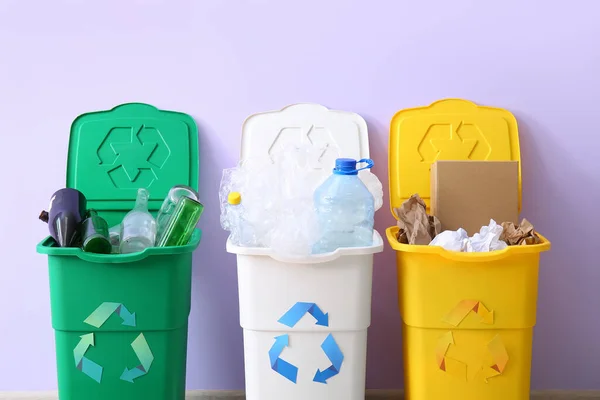 Recipientes Com Diferentes Tipos Lixo Fundo Lilás Conceito Reciclagem — Fotografia de Stock