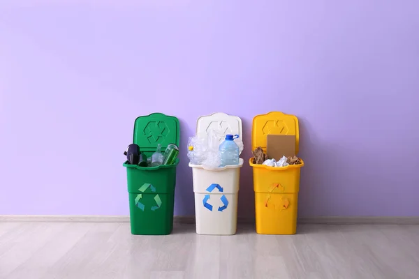 ライラック壁近くのゴミの異なるタイプの容器 リサイクルコンセプト — ストック写真