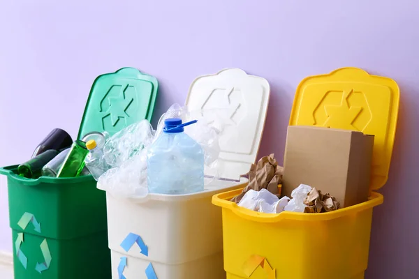 Leylak Arka Planında Farklı Türde Çöp Konteynırları Geri Dönüşüm Kavramı — Stok fotoğraf