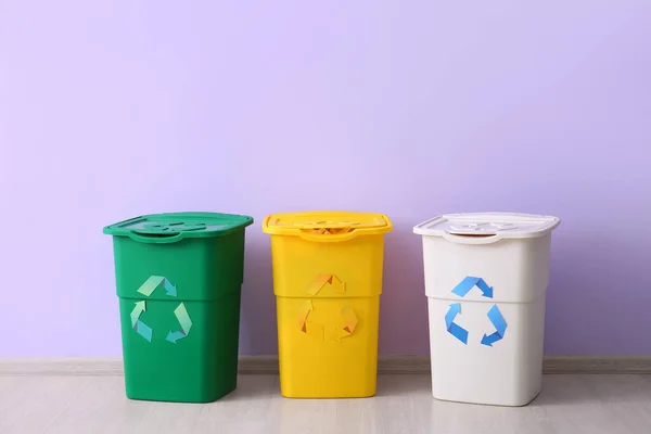 Pojemniki Śmieci Pobliżu Ściany Liliowej Koncepcja Recyklingu — Zdjęcie stockowe