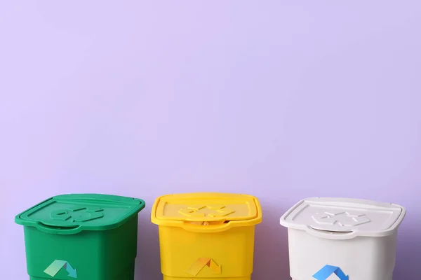 Pojemniki Śmieci Tle Liliowym Koncepcja Recyklingu — Zdjęcie stockowe