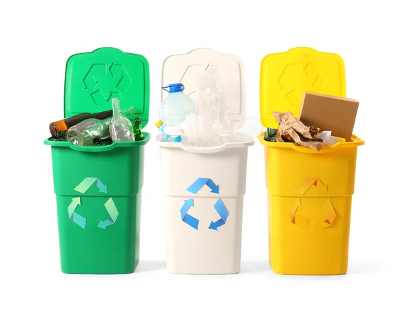 Δοχεία Διαφορετικούς Τύπους Σκουπιδιών Που Απομονώνονται Στο Λευκό Έννοια Ανακύκλωσης — Φωτογραφία Αρχείου