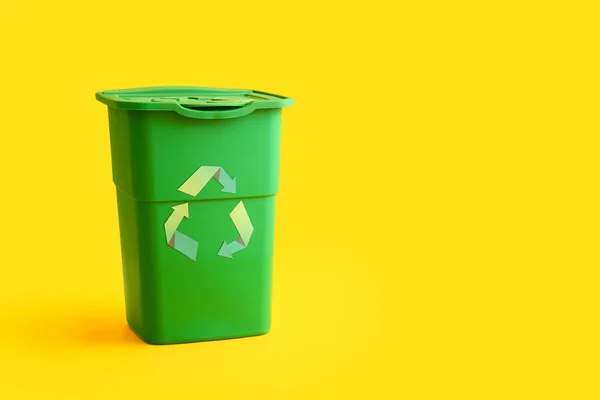 Grüner Abfallbehälter Auf Gelbem Hintergrund Recyclingkonzept — Stockfoto