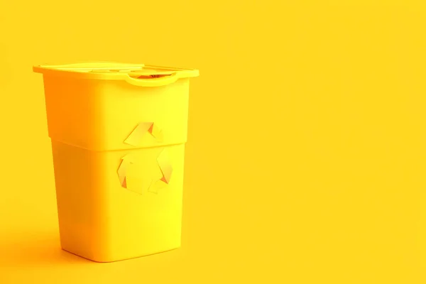 黄色の背景にゴミのコンテナ リサイクルコンセプト — ストック写真
