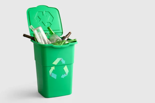 Kontejner Odpadky Skleněnými Lahvemi Světlém Pozadí Recyklační Koncept — Stock fotografie