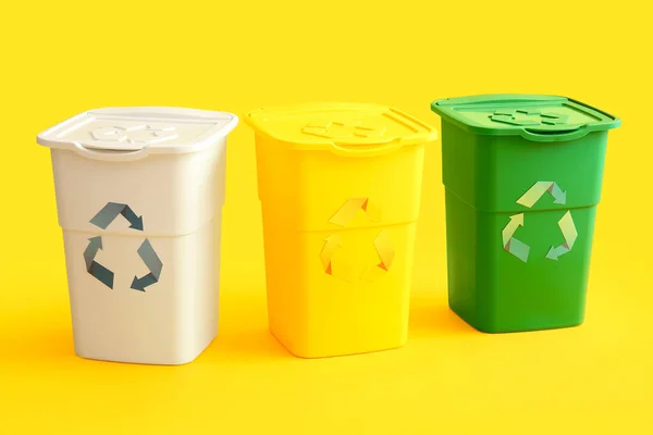 Recipientes Para Lixo Fundo Amarelo Conceito Reciclagem — Fotografia de Stock