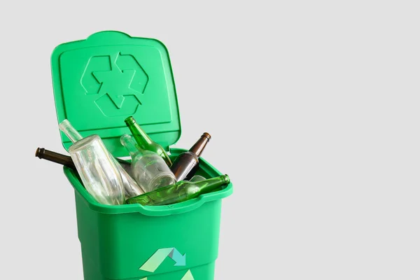 Recipiente Para Lixo Com Garrafas Vidro Fundo Claro Conceito Reciclagem — Fotografia de Stock
