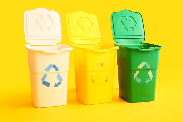 Recipientes Para Basura Sobre Fondo Amarillo Concepto Reciclaje — Foto de Stock