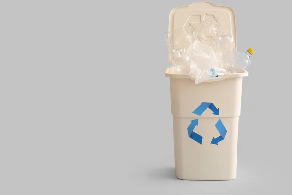 Δοχείο Για Σκουπίδια Πλαστικό Στο Φως Φόντο Έννοια Ανακύκλωσης — Φωτογραφία Αρχείου