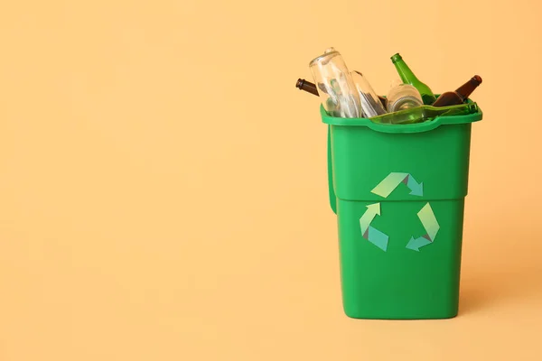 Kontejner Odpadky Skleněnými Lahvemi Béžovém Pozadí Recyklační Koncept — Stock fotografie