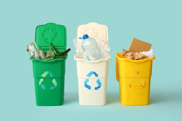 배경에 종류의 쓰레기를 컨테이너 재활용 — 스톡 사진