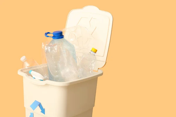ベージュ地にプラスチック製のゴミ用容器 リサイクルコンセプト — ストック写真