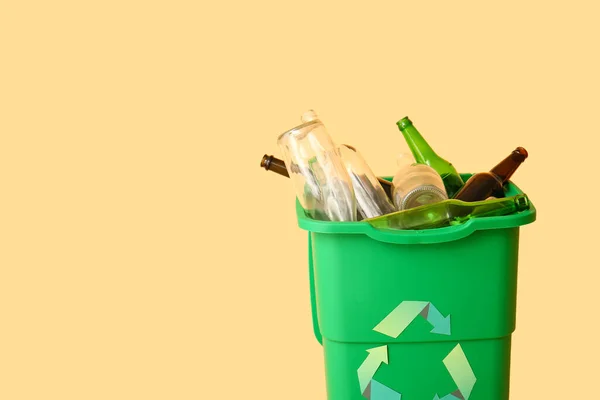 Pojemnik Śmieci Szklanymi Butelkami Beżowym Tle Koncepcja Recyklingu — Zdjęcie stockowe