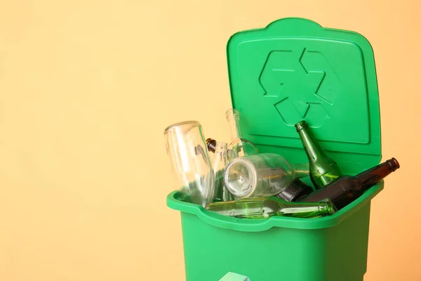 Recipiente Para Lixo Com Garrafas Vidro Fundo Bege Conceito Reciclagem — Fotografia de Stock
