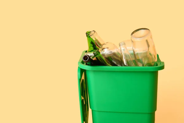 Контейнер Сміття Скляними Пляшками Бежевому Фоні Концепція Переробки — стокове фото