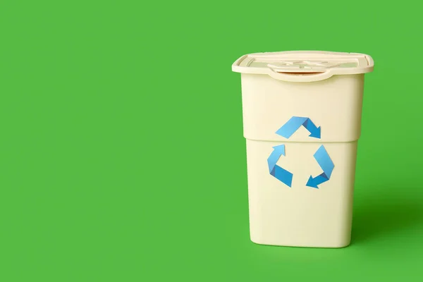 Kontejner Odpadky Zeleném Pozadí Recyklační Koncept — Stock fotografie