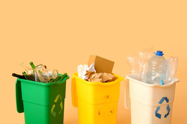 Recipientes Com Diferentes Tipos Lixo Fundo Bege Conceito Reciclagem — Fotografia de Stock