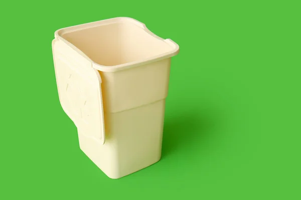 绿色背景的垃圾箱 回收概念 — 图库照片
