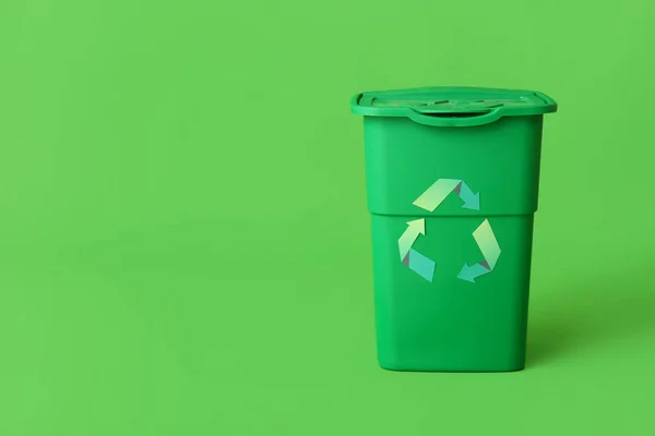 Contenedor Para Basura Sobre Fondo Verde Concepto Reciclaje — Foto de Stock
