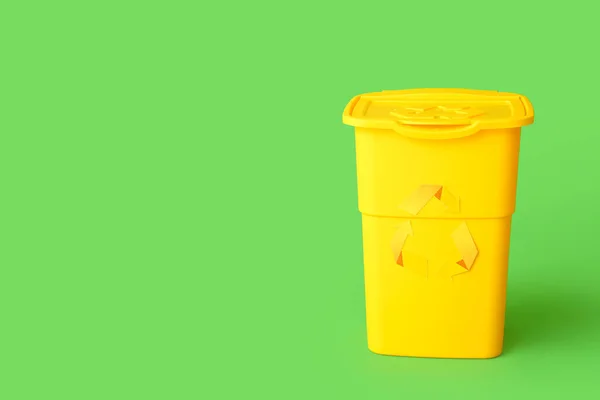 Gelber Abfallbehälter Auf Grünem Hintergrund Recyclingkonzept — Stockfoto