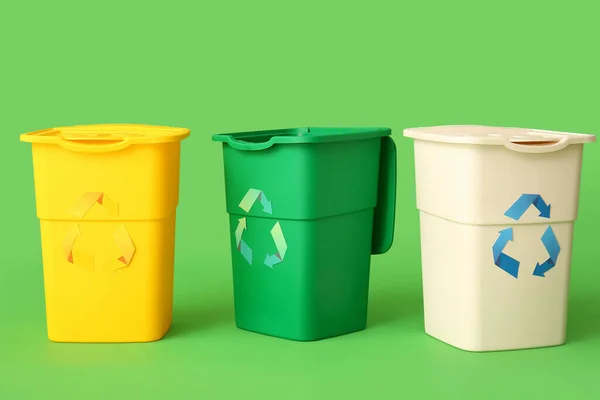 Yeşil Arka Planda Çöp Konteynırları Geri Dönüşüm Kavramı — Stok fotoğraf