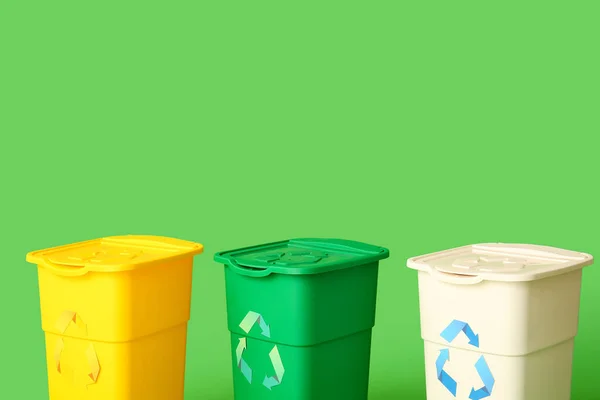 緑の背景にゴミの容器 リサイクルコンセプト — ストック写真