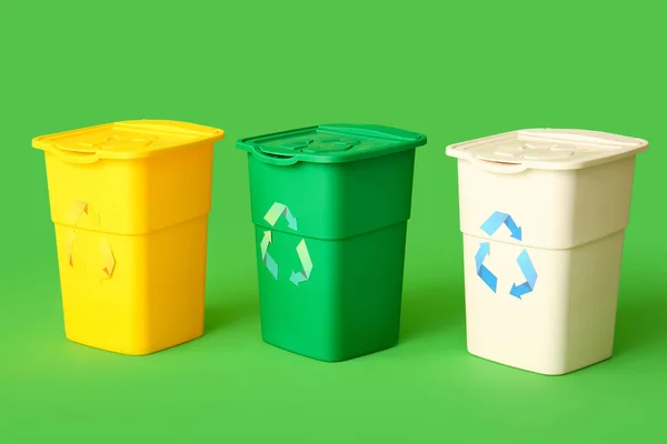 Recipientes Para Lixo Fundo Verde Conceito Reciclagem — Fotografia de Stock