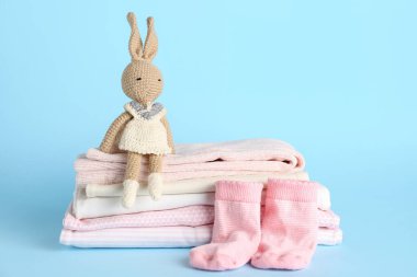 Bebek kıyafetleri, çoraplar ve oyuncak yığını