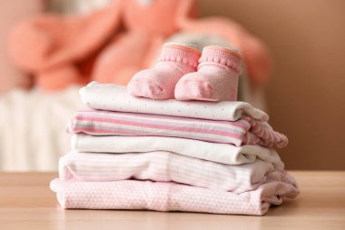 Odadaki bebek kıyafetleri ve çorapları yığını