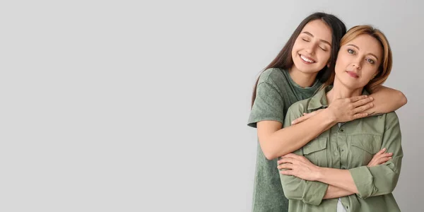 Portret Szczęśliwej Młodej Kobiety Przytulającej Matkę Szarym Tle Miejscem Tekst — Zdjęcie stockowe