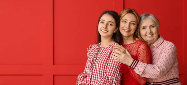 Kırmızı Arka Planda Kızı Annesiyle Birlikte Mutlu Olgun Bir Kadının — Stok fotoğraf