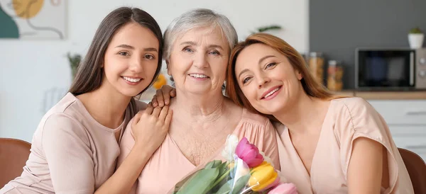 Mature Woman Her Mother Daughter Flowers Home — Stock Photo, Image