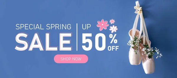 Balett Cipőket Lógat Virágokkal Kék Háttéren Tavaszi Értékesítés — Stock Fotó