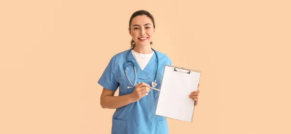 Female Medical Assistant Clipboard Beige Background — Stock Photo, Image
