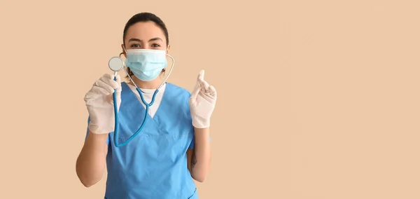 Assistente Medica Femminile Con Stetoscopio Sfondo Beige Con Spazio Testo — Foto Stock