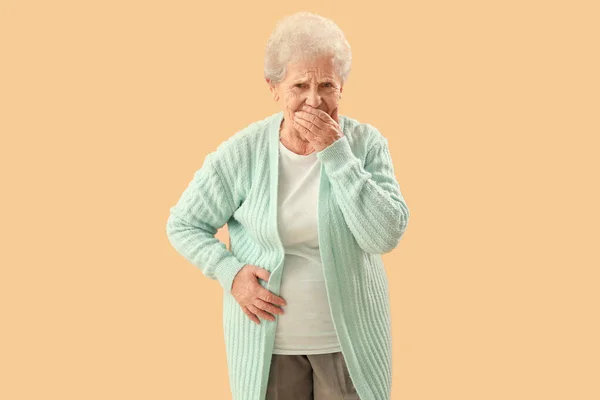 Senior Vrouw Met Appendicitis Beige Achtergrond — Stockfoto