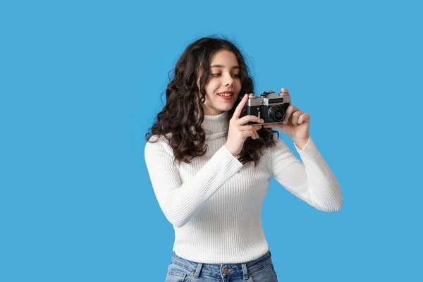 Teenage Lány Fénykép Kamera Kék Háttér — Stock Fotó