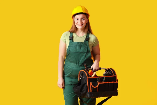 Vrouwelijke Bouwer Met Zak Gereedschap Gele Achtergrond — Stockfoto