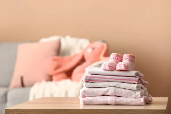 Stapel Babykleding Sokken Tafel Kamer — Stockfoto