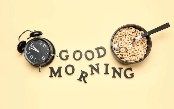 Composición Con Texto Buenos Días Despertador Plato Anillos Cereales Sobre — Foto de Stock