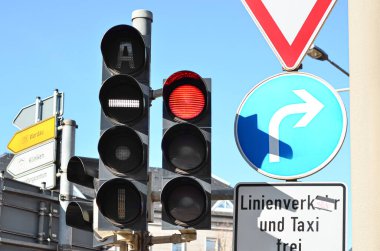 Şehirdeki trafik ışıklarının görüntüsü, trafik işaretleri, yakın çekim