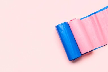 Pembe arka planda farklı çöp torbaları.