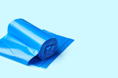 Mavi arka planda çöp torbaları